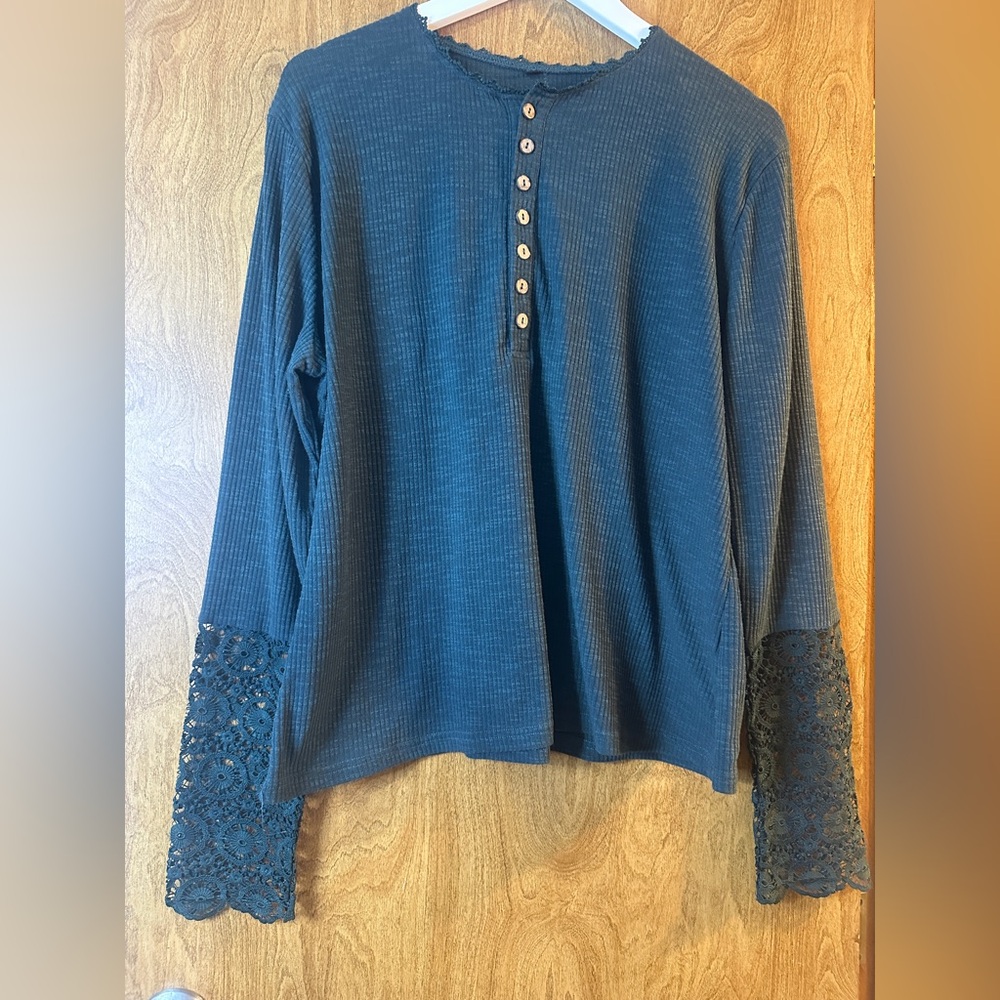 ✨ Women’s Waffle Knit Henley Top with Lace Sleeves – Size 2XL